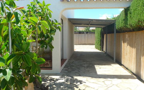 Marinada: Property, Building, Courtyard, Architecture, Real Estate, House, Walkway, Plant, Hacienda, Arch