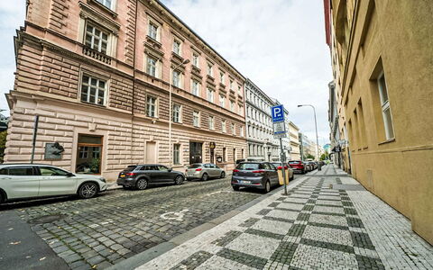 Balbin: Building, Residential Area, Window, House, Home, Roof, Architecture, Neighbourhood, Facade, Town