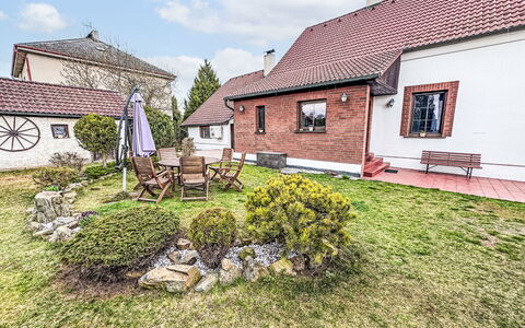 Rabštejn: Building, Residential Area, Window, House, Home, Roof, Architecture, Neighbourhood, Facade, Town