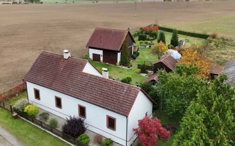Rabštejn: Building, Residential Area, Window, House, Home, Roof, Architecture, Neighbourhood, Facade, Town