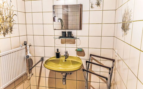 Schwalenberg 196: Plumbing Fixture, Bathroom, Plumbing, Tap, Bathroom Sink, Flooring, Sink, Floor, Tile