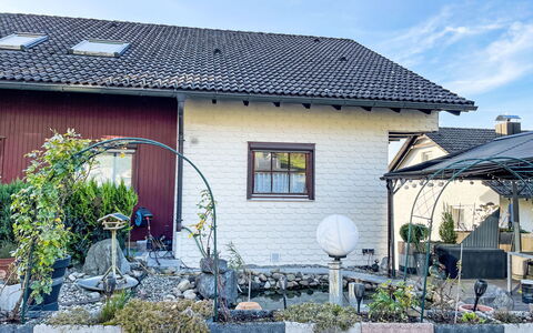 Alexanders Domizil: House, Shrub, Roof, Home, Cottage, Garden, Door, Flowerpot, Yard, Landscaping
