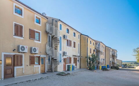 Tanja: Building, Residential Area, Window, House, Home, Roof, Architecture, Neighbourhood, Facade, Town