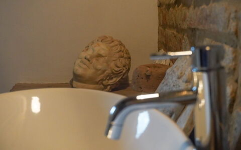 Villa la Dolcevita: Plumbing Fixture, Tap, Plumbing, Bathroom Sink, Sink, Bathroom, Mirror, Tile