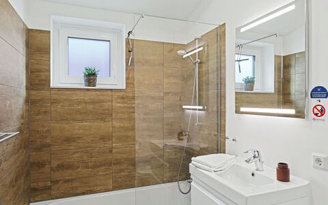 Seezeit: Flooring, Wall, Floor, Wood, Plumbing Fixture, Interior Design, Bathroom, Plumbing, Tap, Sink