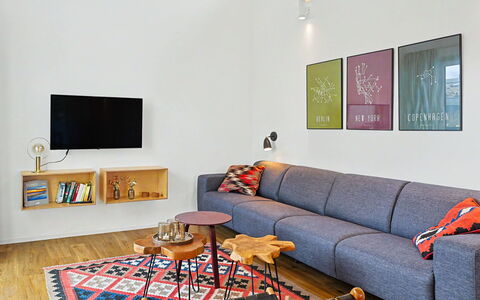 Seezeit: Furniture, Interior Design, Couch, Flooring, Wall, Living Room, Floor, Wood, Room, Table