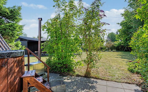 Anelle - 100M from the Sea: Shrub, Garden, Shade, Backyard, Yard, Landscaping, Fence, Home Fencing