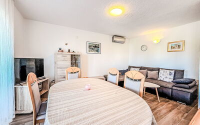 Accommodation:&nbsp;Ana 148.1