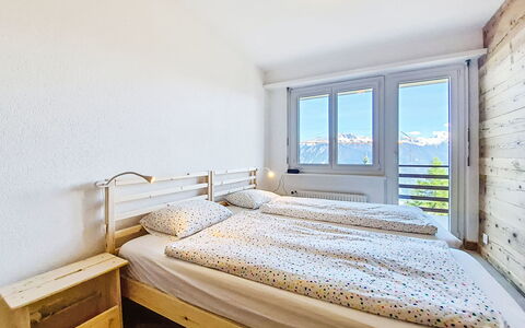 La Roseraie B 24: Wood, Home, Apartment, Bedroom, Bedding, Bed, Bed Frame, Hardwood, Freezing, Hotel