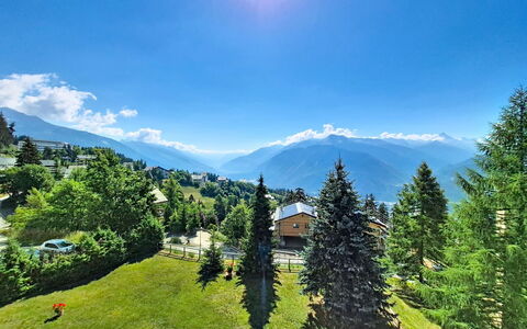 La Roseraie B 24: Mountainous Landforms, Mountain, Tree, Highland, Hill, Mountain Range, Hill Station, Landscape, Valley, Alps