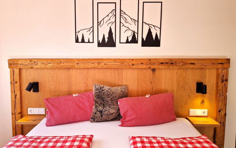 Weerberg 1: Furniture, Interior Design, Bedroom, Wood, Bed, Bed Sheet, Bedding, Textile, Linens, Room