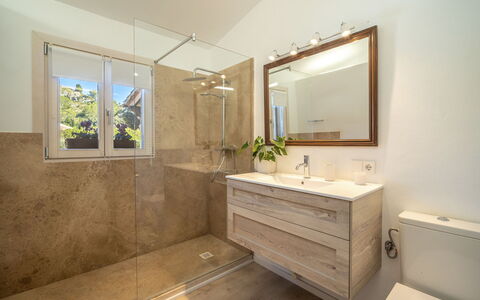 Can Vins: Flooring, Plumbing Fixture, Floor, Interior Design, Bathroom Sink, Bathroom, Wood, Bathroom Cabinet, Mirror, Sink