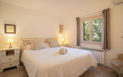 Can Vins: Bed, Furniture, Bedroom, Interior Design, Bedding, Bed Sheet, Wall, Wood, Ceiling, Room