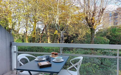 Les Hauts de Nauzan: Furniture, Outdoor Furniture, Outdoor Table, Chair, Shade, Glass, Kitchen & Dining Room Table, Balcony, Coffee Table, Yard