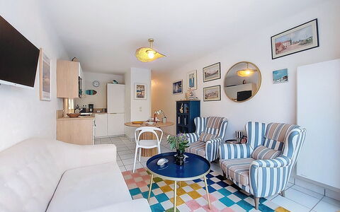 Les Hauts de Nauzan: Furniture, Flooring, Interior Design, Floor, Apartment, Chair, Room, Living Room, Coffee Table
