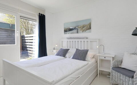 Noordwijkerhout 300: Bed, Furniture, Bedroom, Interior Design, Bedding, Wood, Bed Sheet, Floor, Flooring, Linens
