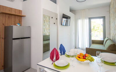 Accommodation:&nbsp;One Life Suites 185.5