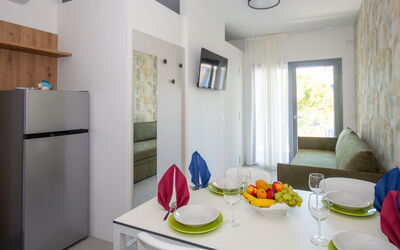 Accommodation:&nbsp;One Life Suites 185.6