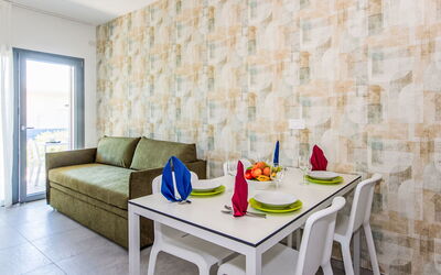 Accommodation:&nbsp;One Life Suites 185.8