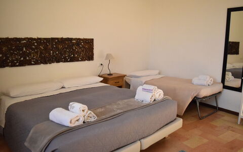 Appartamento la Fontana, Assisi: Bed, Furniture, Bedroom, Bed Sheet, Interior Design, Bedding, Floor, Bed Frame, Room, Linens