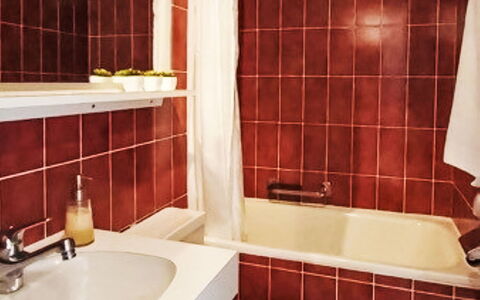 Center Communal 1D: Bathroom, Plumbing Fixture, Bathroom Sink, Wall, Sink, Flooring, Interior Design, Tap, Floor, Plumbing