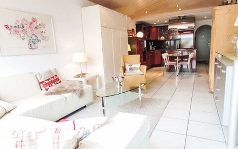 Center Communal 1D: Furniture, Interior Design, Couch, Flooring, Floor, Living Room, Ceiling, Room, Lighting, Apartment