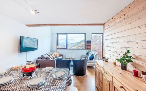 La Combe des Ours: Furniture, Interior Design, Ceiling, Room, Flooring, Floor, Couch, Chair, Hardwood, Wood Stain
