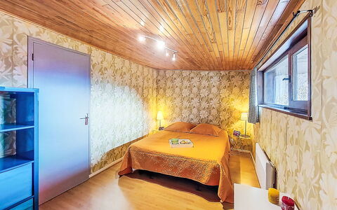 La Combe des Ours: Wood, Bedroom, Interior Design, Bed, Floor, Ceiling, Bed Sheet, Flooring, Room, Bedding