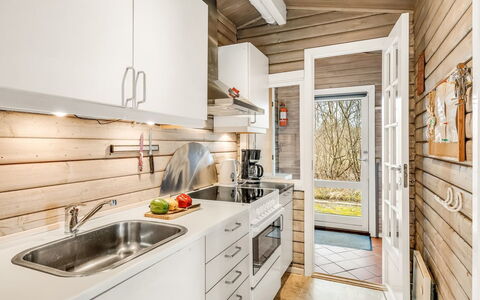 Leandra - 11Km from the Sea: Wood, Major Appliance, Kitchen, Home, Kitchen Appliance, Countertop, Wood Stain, Cabinetry, Hardwood, Wood Flooring