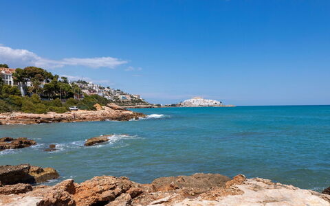 Vita: Blue, Water, Coast, Water Resources, Body Of Water, Rock, Coastal And Oceanic Landforms, Beach, Sea, Horizon