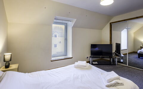 Pitgaveny Apartment: Ceiling, Bedroom, Bed, Bedding, Bed Sheet, Pillow, Daylighting, Suite, Hotel, Bed Frame