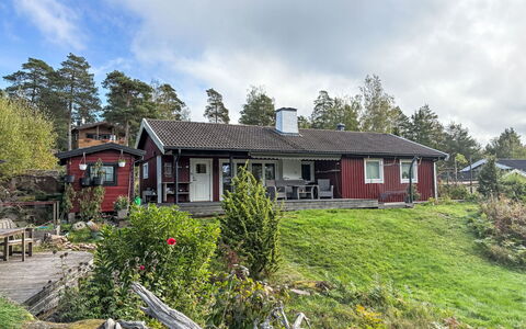 Västanvik: House, Home, Cottage, Roof, Shrub, Rural Area, Land Lot, Groundcover, Porch