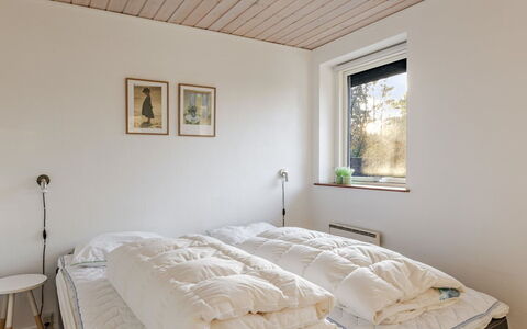 Gildo - 30Km from the Sea: Bed, Bedroom, Wall, Bed Sheet, Bedding, Wood, Ceiling, Interior Design, Furniture, Floor