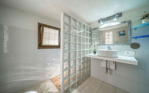 Sa Torreta: Wall, Interior Design, Flooring, Ceiling, Floor, Plumbing Fixture, Room, Light Fixture, Bathroom, Apartment