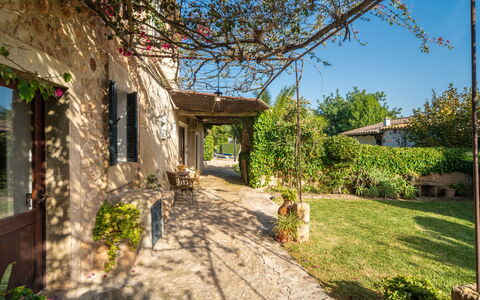 Ca Na Canta: Shrub, House, Residential Area, Home, Cottage, Rural Area, Garden, Backyard, Shade