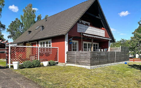 Orrefors: Building, Window, House, Roof, Home, Cottage, Residential Area, Siding, Porch, Farmhouse