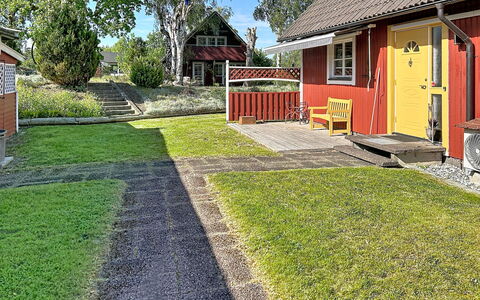 Orrefors: Grass, House, Residential Area, Home, Cottage, Garden, Lawn, Roof, Land Lot, Groundcover