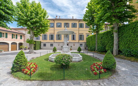 Gallietta: Building, Window, Residential Area, Shrub, Estate, Human Settlement, Home, Garden, Mansion