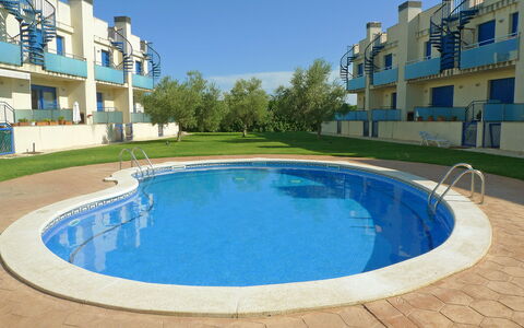 Minini: Water, Daytime, Sky, Building, Swimming Pool, Azure, Rectangle, Leisure, Urban Design