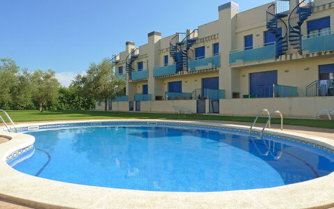 Minini: Water, Sky, Property, Daytime, Building, Swimming Pool, Azure, Window, Plant