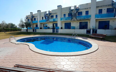 Minini: Sky, Water, Building, Daytime, Property, Window, Azure, Swimming Pool, Body Of Water, Tree