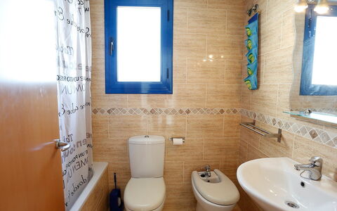 Minini: Bathroom, Property, Room, Toilet, Wall, Plumbing Fixture, Interior Design, Floor, Architecture, Tile