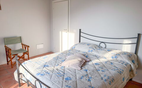 Alma Montis - Frabosa Sottana: Bed, Bedding, Furniture, Bedroom, Bed Sheet, Interior Design, Floor, Flooring, Linens, Wood