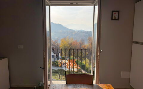 Alma Montis - Frabosa Sottana: Hardwood, Wood Stain, Chair, Wood Flooring, Balcony, Daylighting, Handrail, Kitchen & Dining Room Table