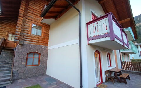 Appartamento Ghezzi: Wood Stain, Hardwood, Paint, Handrail, Daylighting, Porch, Plank, Stairs, Balcony