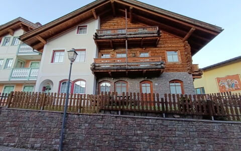 Appartamento Ghezzi: House, Home, Slope, Paint, Balcony, Siding