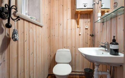 Viksjö Utsikten: Toilet Seat, Plumbing Fixture, Bathroom, Toilet, Wood, Bathroom Sink, Sink, Flooring, Interior Design, Floor