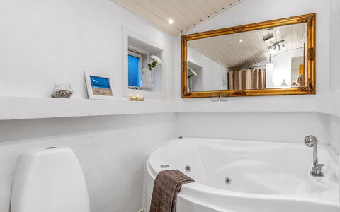 Felicia - from the Sea: Plumbing Fixture, Bathroom, Interior Design, Flooring, Ceiling, Bathtub, Floor, Plumbing, Tap, Room