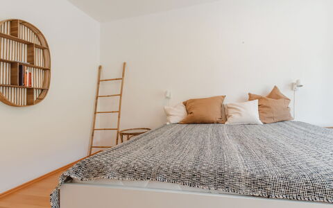 Alpenapartment: Furniture, Bed, Interior Design, Bedroom, Wall, Bedding, Flooring, Floor, Wood, Bed Sheet