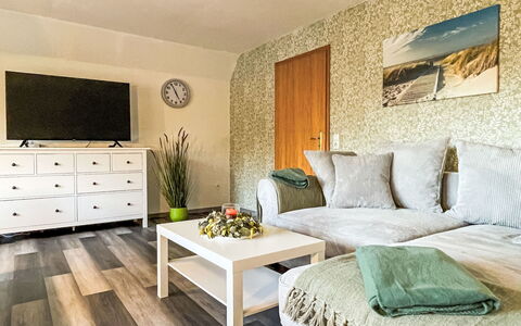 Die Dorfperle: Furniture, Interior Design, Flooring, Floor, Couch, Wood, Room, Living Room, Ceiling, Television